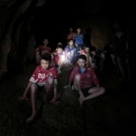 In einer Höhle sitzen Kinder einer Fußballmannschaft in Thailand fest