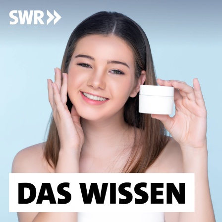 Ein junges Mädchen hält eine Creme in die Kamera und cremt sich das Gesicht ein: Immer mehr &#034;Skinfluencer&#034; bewerben Cremes und Seren mit dem Versprechen, sie würden die Haut lange faltenfrei und makellos halten. Bereits junge Menschen und Kinder glauben, sie müssten teure Cremes benutzen.