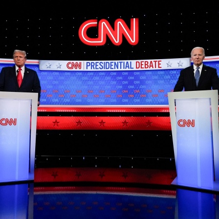 US-Präsident Joe Biden und sein Herausforderer Donald Trump stehen an Rednerpulten beim TV-Duell (Bild: picture alliance /AP/John Bazemore)