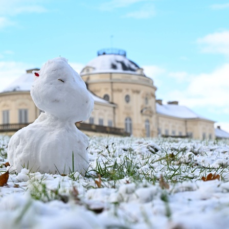 Ein erster Schneemann des Winters steht vor dem Schloss Solitude