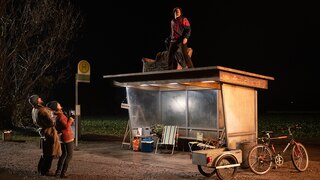 Johannes (Ronald Zehrfeld) und Kathrin (Jördis Triebel) jubeln Ralf (Felix Kramer) auf der Haltestelle zu. (Bild: rbb/Frédéric Batier)