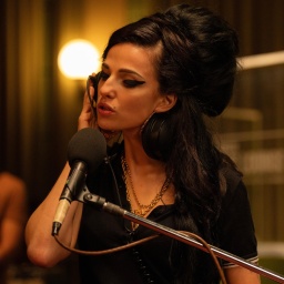 Marisa Abela als Amy Winehouse im Film "Back to Black".