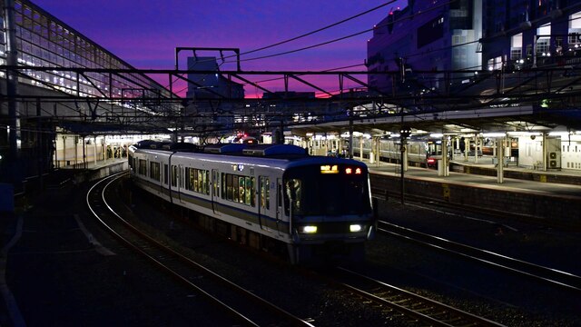Die blaue Stunde - fast die schönste Zeit für Fotografen - da wirkt sogar der Bahnhof einer Millionenmetropole romantisch.