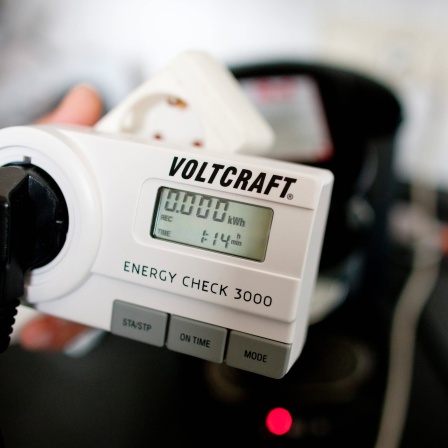 Ein Gerät der Aufschrift &#034;Voltcraft. Energy Check 3000&#034; wird eingesteckt und beginnt bei null den Verbrauch eines Gerätes zu messen.