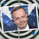 Eine Bildmontage zeigt Verkehrsminister Volker Wissing mit Auspuffrohren, die aus seinen Ohren ragen. Aus den Rohren strömen Abgase.