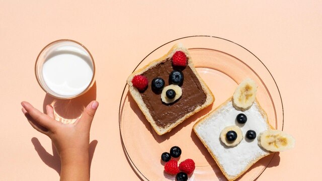 Symbolbild, Toasts mit Obst und Schokolade; Bild: imago/Gemma Ferrando