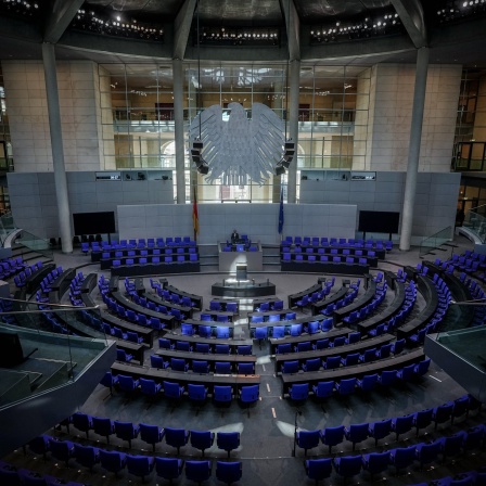 Das Rednerpult wird am Morgen im leeren Plenum des Bundestags von der Sonne angestrahlt. Am Freitag, den 7. Juli fand die voraussichtlich letzte Sitzung des Bundestags vor der Sommerpause statt.