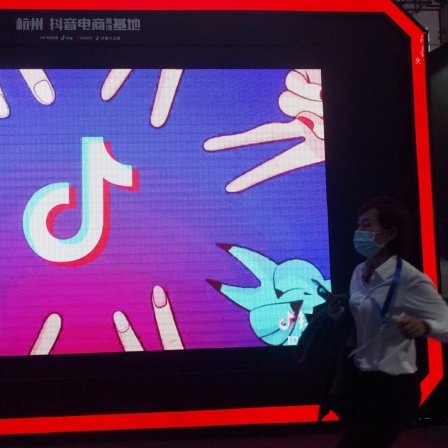 Ein Mensch geht an einem Tiktok-Stand auf einer Messe in Hongkong vorbei, 2021. 