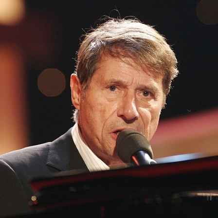Udo Jürgens singt am Klavier 2004 auf einer Gala in Leipzig.