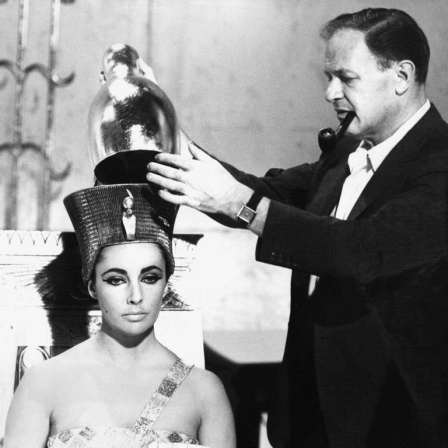 Regisseur Joseph L Mankiewicz und Elizabeth Taylor, 1963 am Set des Monumentalfilms "" Kleopatra."