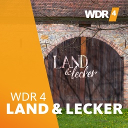 Schriftzug "Land und Lecker" und sechs Landfrauen und -männer auf und vor einem Heuwagen