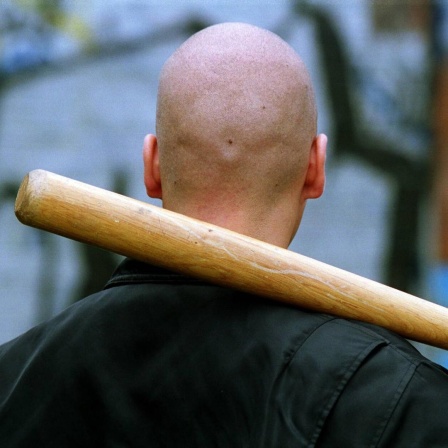 Neonazi mit Baseballschläger