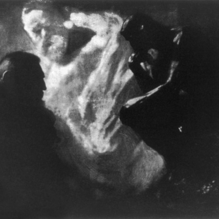 "Rodin - Der Denker" : 1902 fotografierte Edward Steichen den französischen Bildhauer Auguste Rodin in seinem Atelier, vor seiner berühmten Skulptur "Der Denker" mit  Rodins  "Denkmal für Victor Hugo" im Hintergrund.