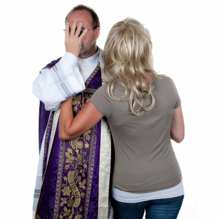 Ein katholischer Priester verliebt mit Freundin