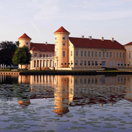 Blick auf Schloss Rheinsberg in der Abendsonne