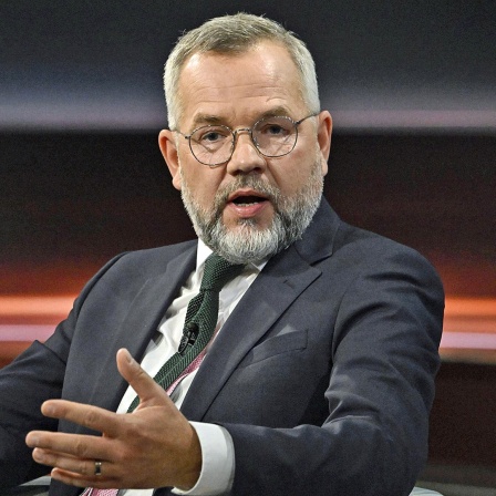 Der SPD-Politiker Michael Roth sitzt in einem Fernsehstudio.