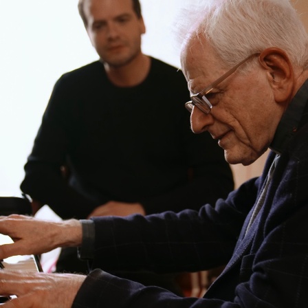 Ein alter Mann spielt auf einem Klavier. Szene aus dem Film "Die Alchemie des Klaviers"