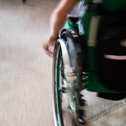 Eine Person im Rollstuhl