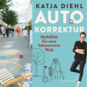 Das Buchcover zu Katja Diehl: "Autokorrektur" vor einer Straßenfestszene ohne Autoverkehr