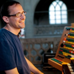 Dominik Susteck sitzt an einer Orgel