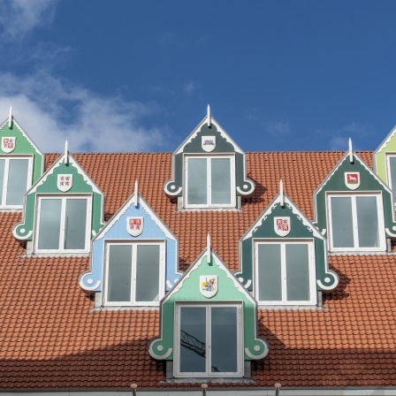 Dach mit 7 dreieckigen Spitzgaube Dachfenstern des Rathauses (Stadhuis Zaanstad), Zaandam, Nordholland, Holland.