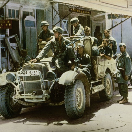 Deutsche Fallschirmjäger in einem Armeefahrzeug auf Kreta.
