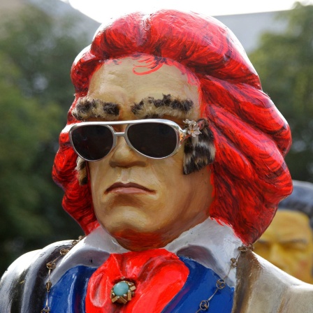 Beethovenfigur mit moderner Sonnenbrille