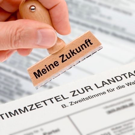 Stimmzettel zur Landtagswahl: Ein Holzstempel ist beschriftet mit dem Aufdruck "Meine Zukunft über einem Stimmzettel" zur Landtagswahl (Fotomontage)