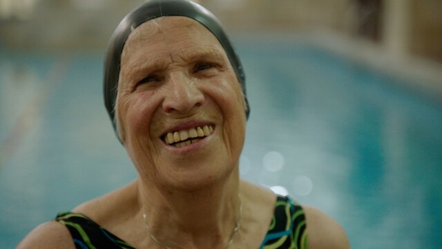 Marie-Luise Jordan startklar zum Schwimmen. | Bild: BR/Robert Kumeth