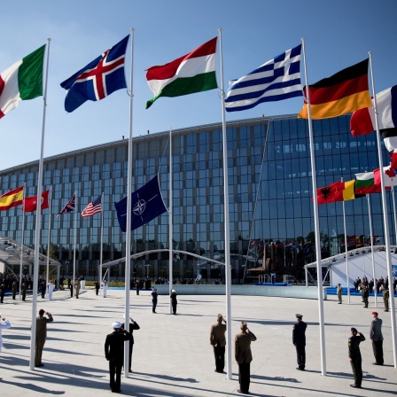 Die Flaggen der Nato-Mitgliedsstaaten werden 2017 in Brüssel vor dem Nato-Hauptquartier gehisst.