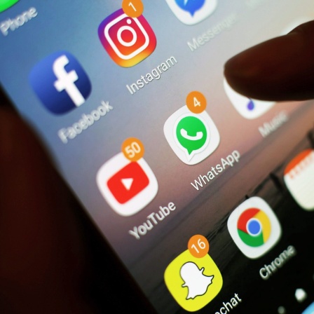 Ein Blick auf ein Handy mit den verschiedenen Social Media Apps, wie Facebook, Instagram, Twitter