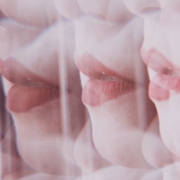 Die Lippen einer Frau in einer psychedelischen Verzerrung. 