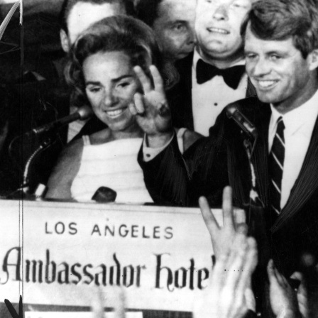 Senator Robert Kennedy galt als möglicher Präsidentschaftskandidat der Demokraten. Am 4. Juni 1968 hatte er im Hotel Ambassador eine Rede gehalten, naben ihm Ehefrau Ethel. Noch im Hotel feuert Sirhan Sirhan, ein christlicher Palästinenser, mehrere Schüsse auf Kennedy und seine Begleiter. Kennedy stirbt am 6. Juni - fünf Jahre nach dem Mord an seinem Bruder John.