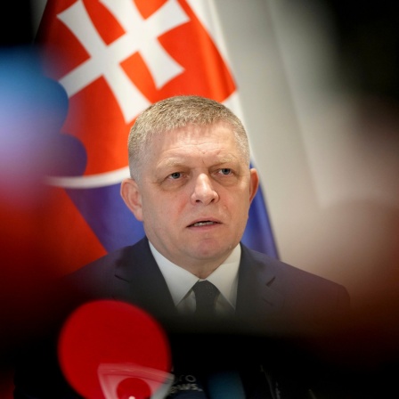 Der slowakische Ministerpräsident Robert Fico spricht auf einer Pressekonferenz
