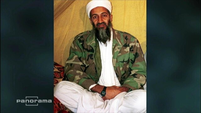 Osama bin Laden sitzt auf dem Boden