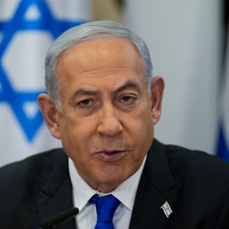 Benjamin Netanjahu, Ministerpräsident von Israel, leitet eine Kabinettssitzung in der Militärbasis Kirya, in der das israelische Verteidigungsministerium untergebracht ist. 