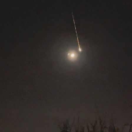 Am Nachthimmel ist ein verglühender Asteroid zu sehen