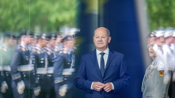 Ard Sondersendung - Großer Zapfenstreich Für Olaf Scholz