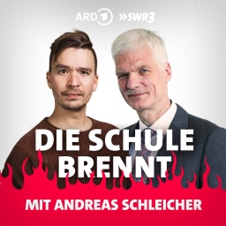 Andreas Schleicher und Bob Blume vor Flammen