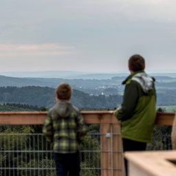 Erste Besucher schauen sich am 12.09.2015 in Waldbröl (Nordrhein-Westfalen) vom Aussichtsturm den Naturerlebnispark "Panarbora" an.