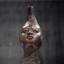 Eine Benin Bronze hinter Glas.