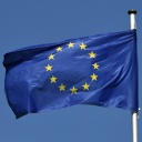 Die Flagge der EU weht im Wind an einem Mast.
