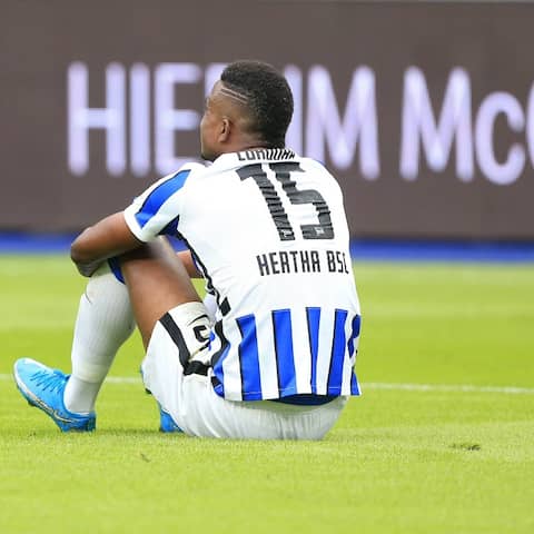 Jhon Cordoba von Hertha BSC sitzt mit dem Rücken zur Kamera auf dem Rasen (Quelle: Imago Images / nordphoto GmbH / Engler)