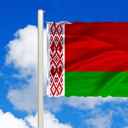 Die wehende Flagge von Belarus, Weissrussland, vor blauem Wolkenhimmel