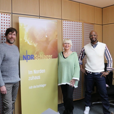 NDR Schlager Moderator Yared Dibaba mit (von links) Gerrit Hoss (Gitarre und Gesang), Heiko Reese (Schlagzeug) und Anja Bublitz (Gesang) von der Gruppe Godewind im NDR Landesfunkhaus Niedersachsen