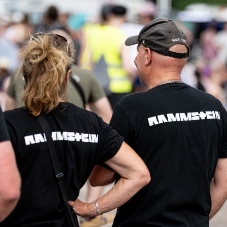 Rammstein Fans stehen vor der Demonstration «Kein Rammstein-Konzert in Berlin!» vor dem Olympiastadion in Berlin. 