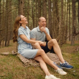 Kate Middleton und Prinz William sitzen im Wald auf einer Decke und lachen, Foto aus der Videobotschaft: Prinzessin Kate beendet Chemotherapie