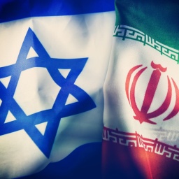 Fahnen von Israel und dem Iran, Eskalation im Nahost-Konflikt
