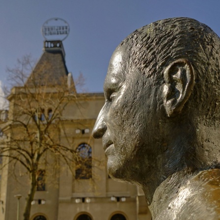 Bertold-Brecht-Denkmal, Bronze-Plastik von Fritz Cremer, vor dem Berliner Ensemble