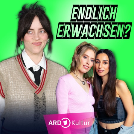 Links groß im Bild: Billie Eilish schmunzelnd, mit schwarzen Haaren, weißem Hemd mit schwarzer Kravatte, darüber ein ärmelloser, beigefarbener und durchsichtiger Pullover. Rechts oben der Titel "ENDLICH ERWACHSEN?" und darunter die Hosts LEA und Gizem Celik. 